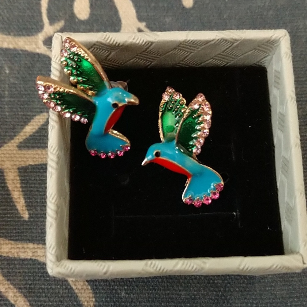 Gold hummingbird earrings 😍 Gorgeous!